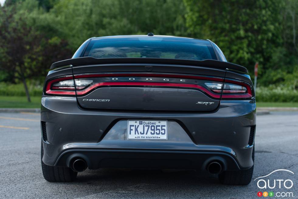 2015 Dodge Charger SRT Hellcat pictures | Auto123