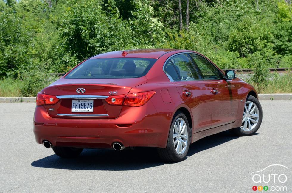 Vue 3/4 arrière de l'Infiniti Q50 2.0T 2016