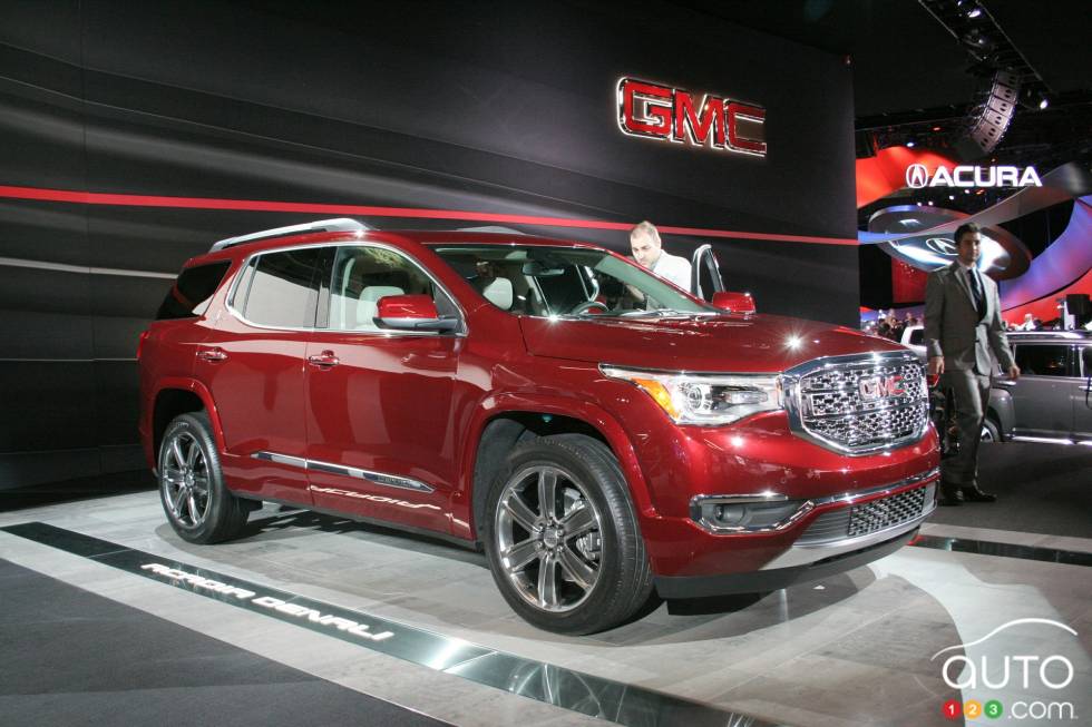 Vue 3/4 avant du GMC Acadia Denali