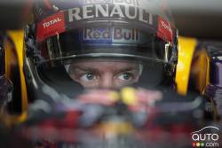 Sebastian Vettel abord de l'Infiniti Red Bull à l'intérieur de son garage.