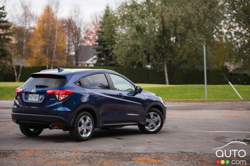 2016 Honda HR-V EX-L Navi rear 3/4 view