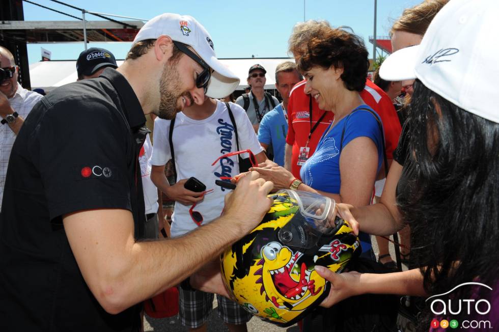 James Hinchcliffe , Andretti Autosport signe des autographes