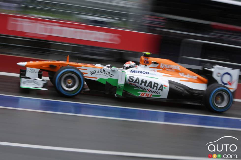 Une Force India passe dans les puits.