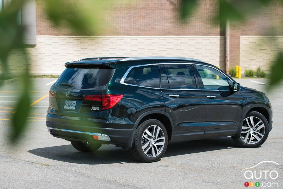 Vue 3/4 arrière du Honda Pilot Touring 2016