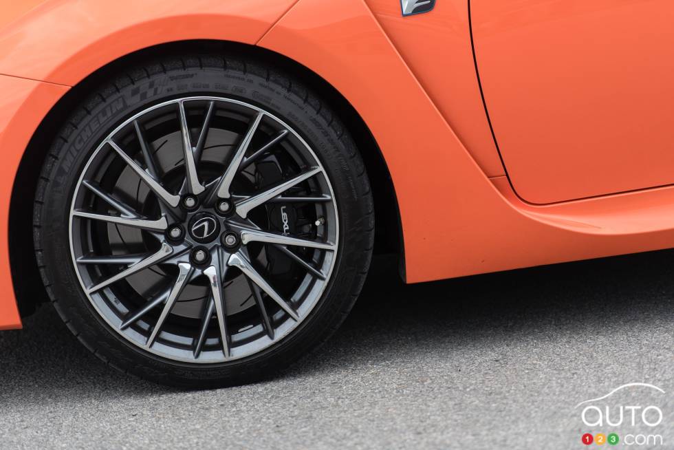 Roue de la Lexus RC F 2015
