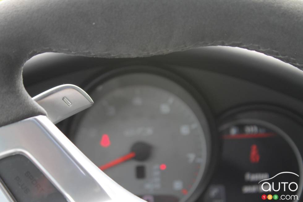 Paddle shifter on the steering wheel