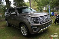 2018 Ford Expedition, front 3/4 view