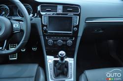 2016 Volkswagen Golf R center console