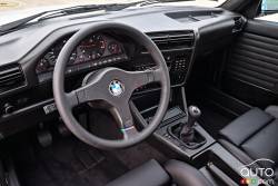 Habitacle du conducteur de la BMW E30 M3 camionette