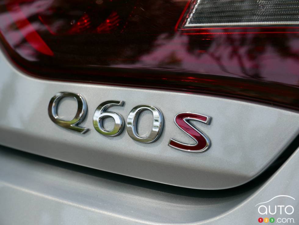 2017 Inifiniti Q60 model badge