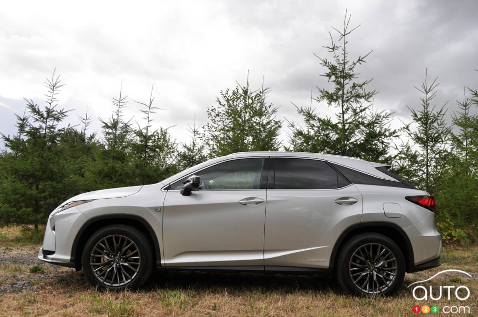 Vue de côté de la Lexus RX 2016
