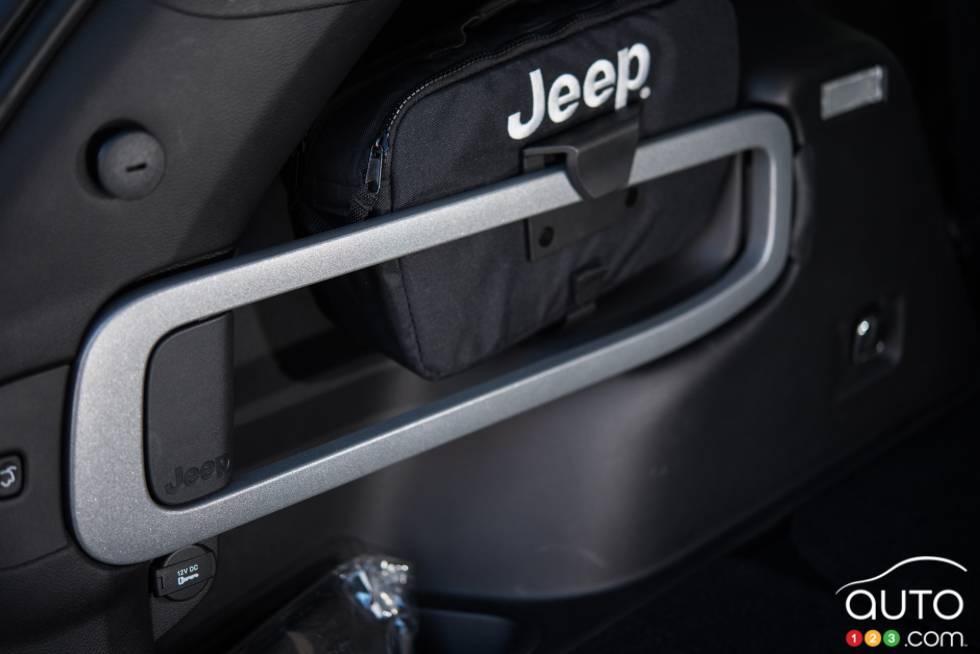 Détail du coffre du Jeep Cherokee Trailhawk 2016