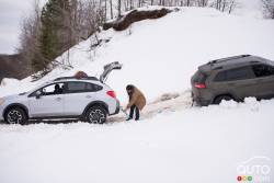 Subaru Crosstrek qui tire le Jeep Renegade de la neige