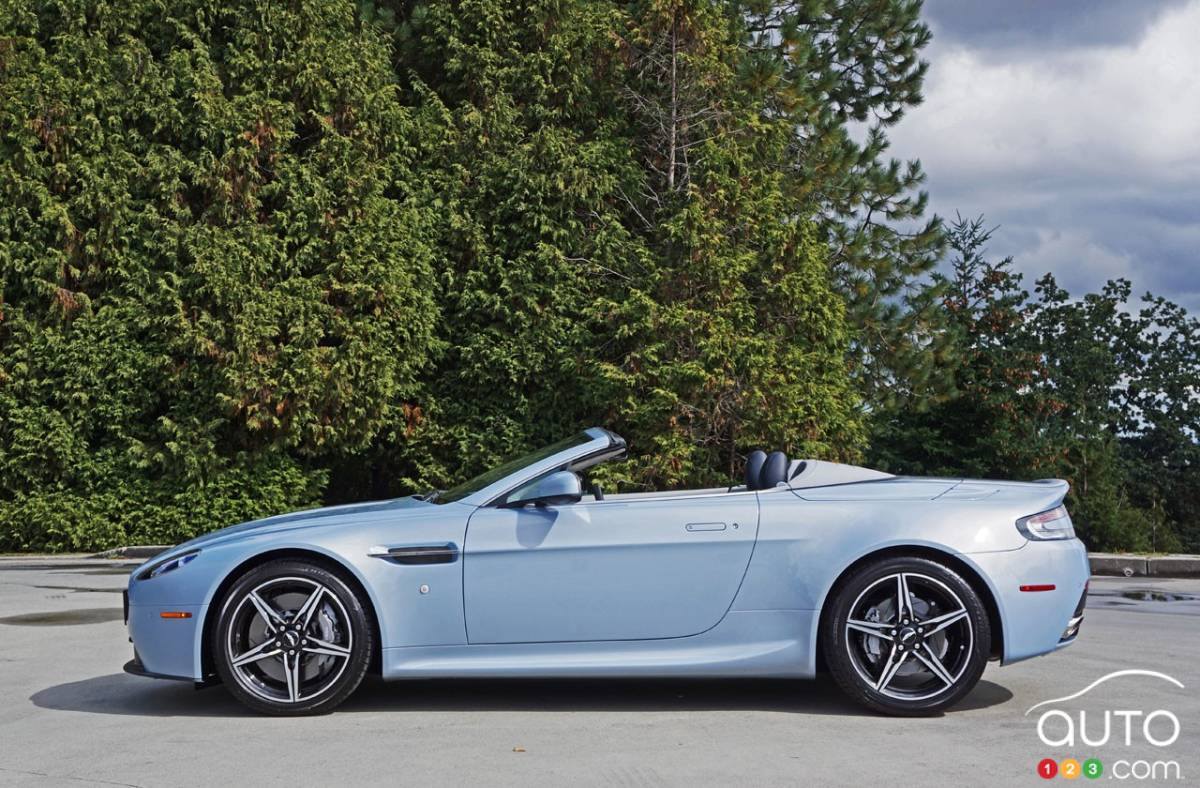 https://picolio.auto123.com/auto123tv/images/zo/hf/16_aston_martin_v8_vantage_roadster_00800.jpg