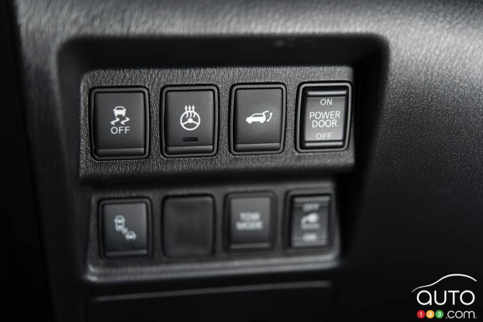 2015 Nissan Pathfinder Platinum AWD interior details