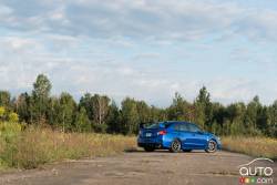 Vue 3/4 arrière de la Subaru WRX STI 2016