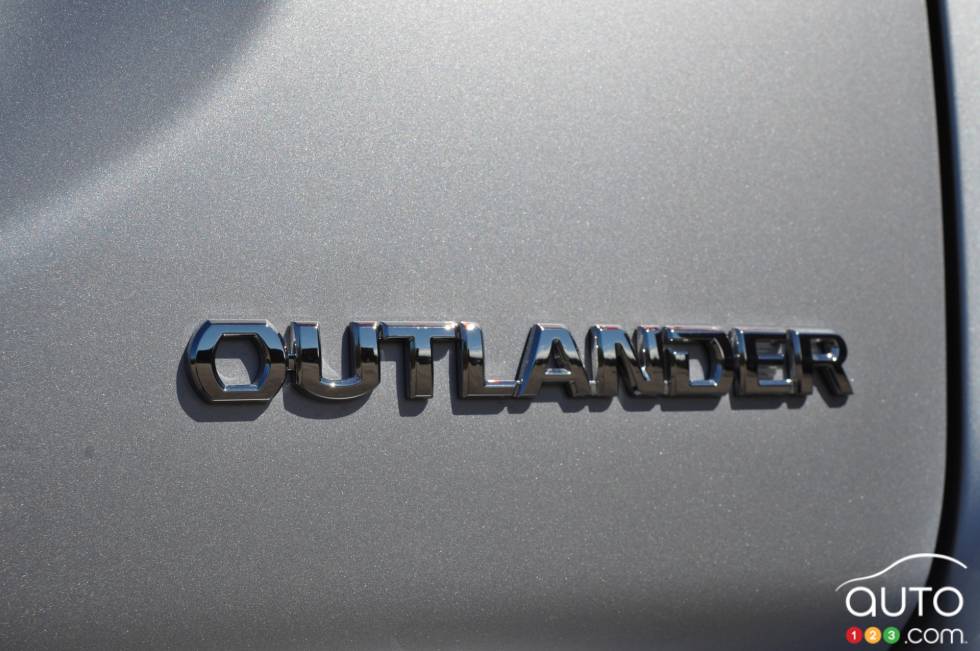 Écusson du modèle du Mitsubishi Outlander ES AWD 2016