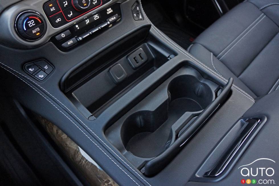 2016 GMC Yukon Denali center console