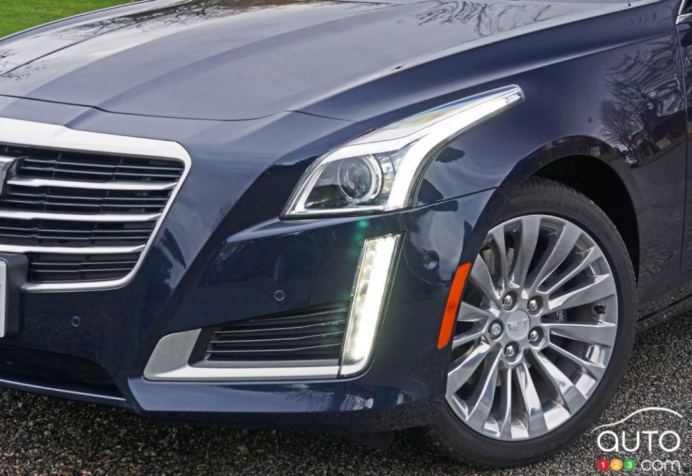 Lumière, phare et pneu avant                               