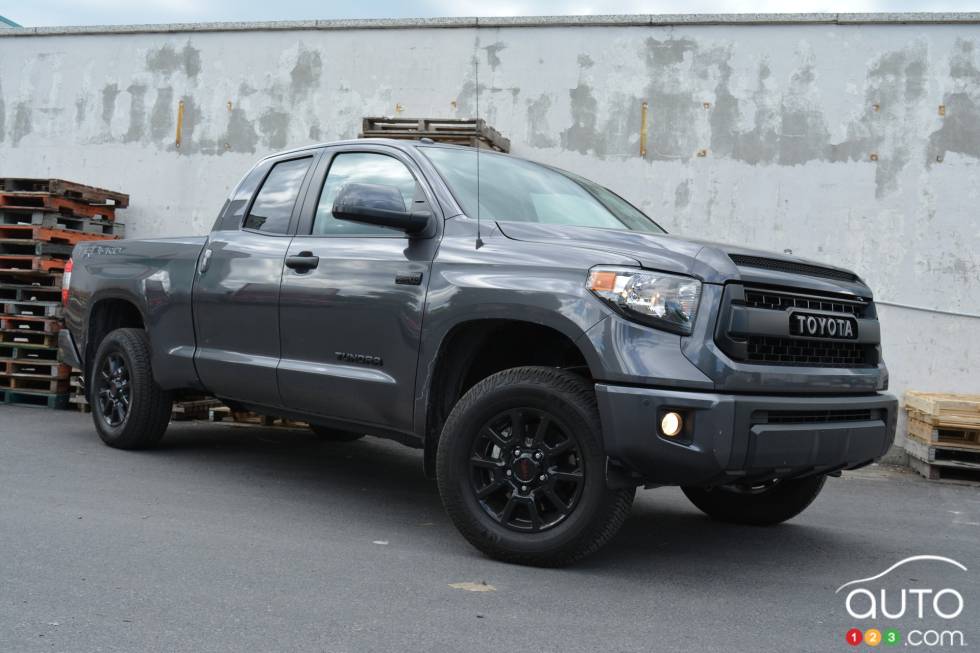 Vue 3/4 avant de la Toyota Tundra TRD Pro 2016