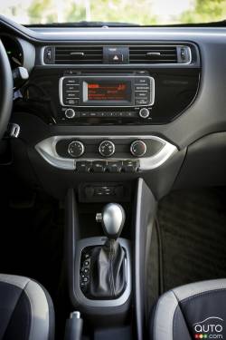 2016 Kia Rio 5 SX center console