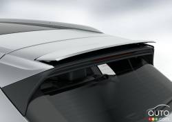 A movable spoiler placed on the upper part of the tailgate is deployed in different degrees according to the speed.