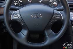 2016 Infiniti Q70L steering wheel