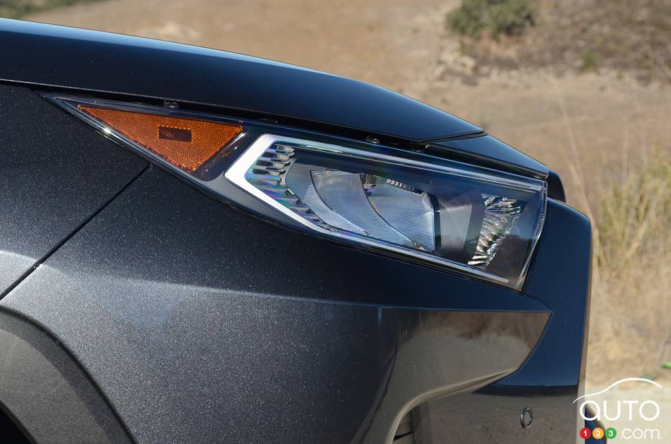 Front headlight of the 2019 Toyota RAV4 Limited