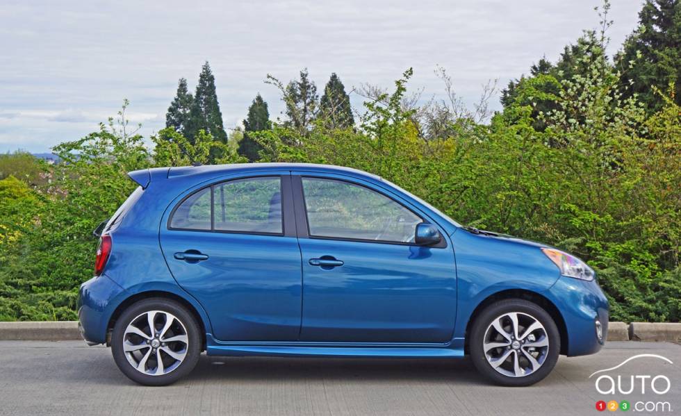 Vue de côté de la Nissan Micra SR 2016.