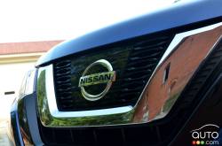 2017 Nissan Rogue front grille